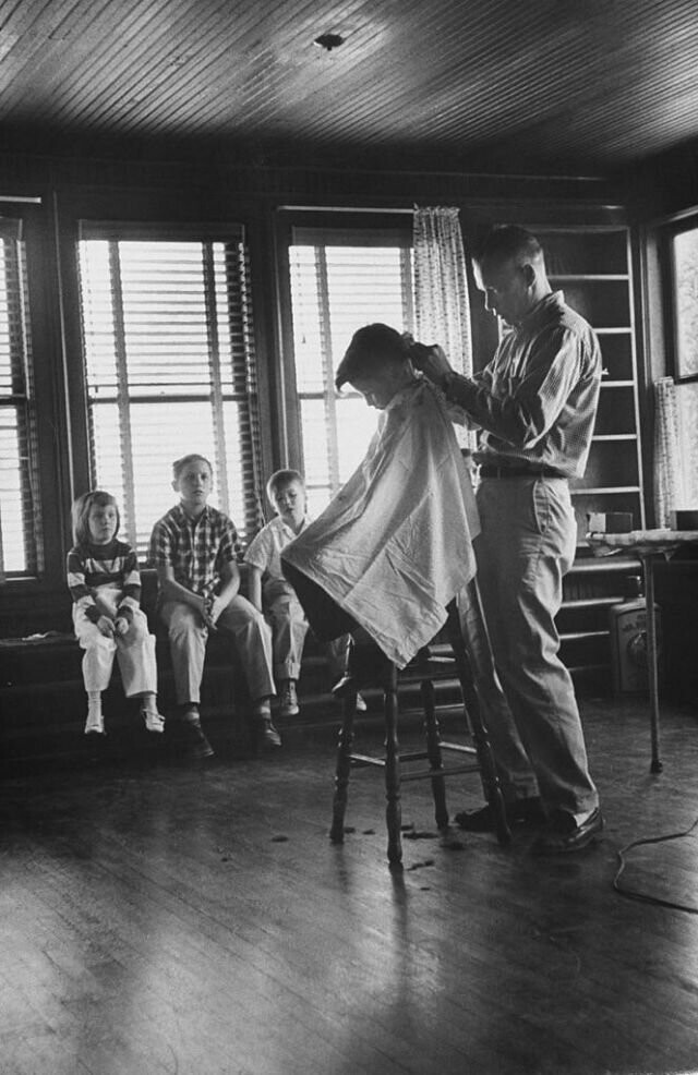 15. Отец подстригает детей, 1958