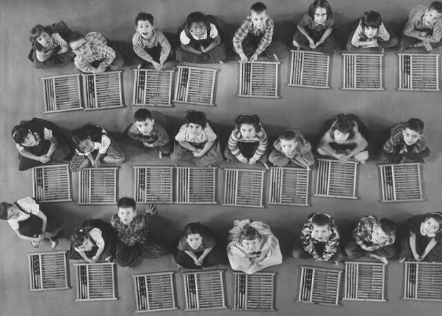 17. Второклассники используют счеты на арифметике, Огайо, США, 1958