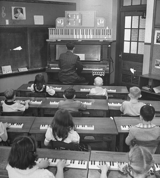 2. Учитель музыки в начальной школе играет аккорд на фортепиано, а соответствующие клавиши загораются на пластиковой модели клавиатуры, 1947 год