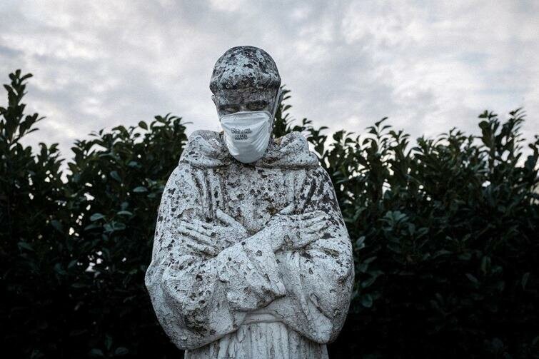 Заботливые итальянцы снабдили маской статую святого Франциска Ассизского в городе Сан-Фьорано