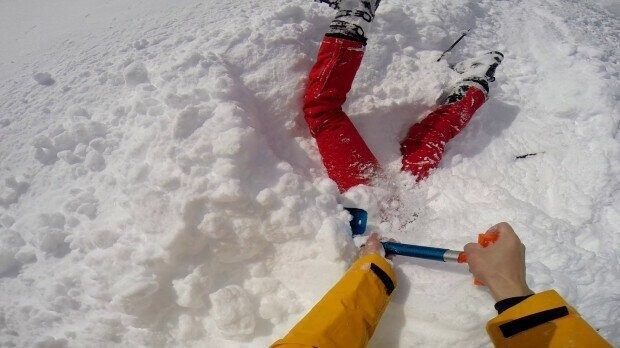 Британец спас из снежного плена лыжницу и снял это на видео