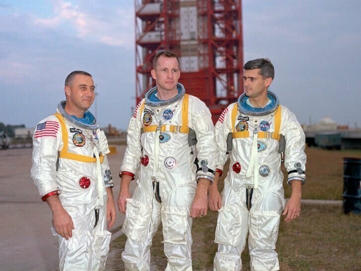 21 февраля 1967 года погиб весь экипаж корабля “Аполлон-1”. Это фото сделано за несколько дней до трагедии.