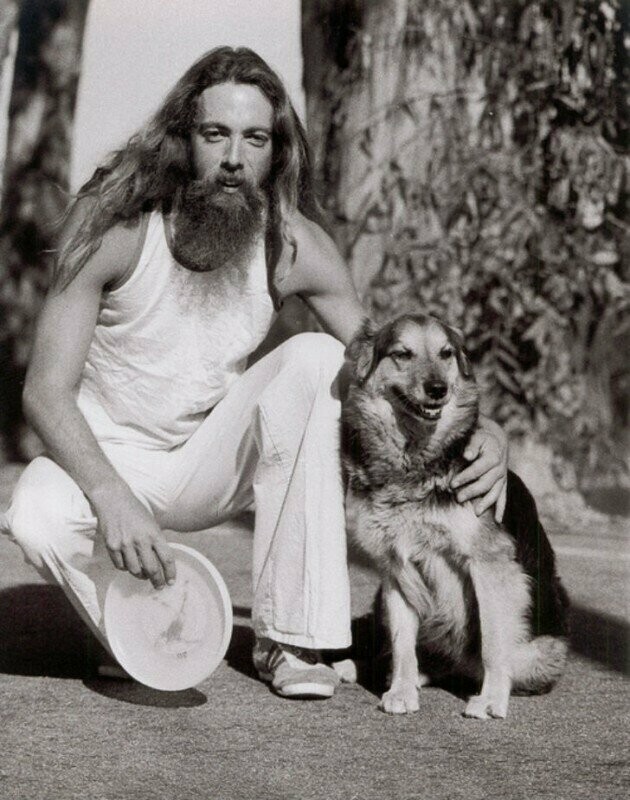 Изобретатель тарелки фрисби, Кен Вестерфилд, со своей собакой
