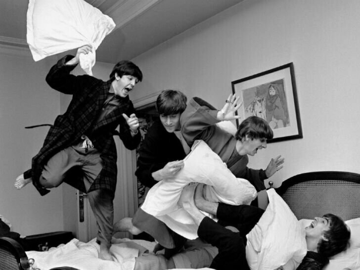Музыканты The Beatles дурачатся на камеру