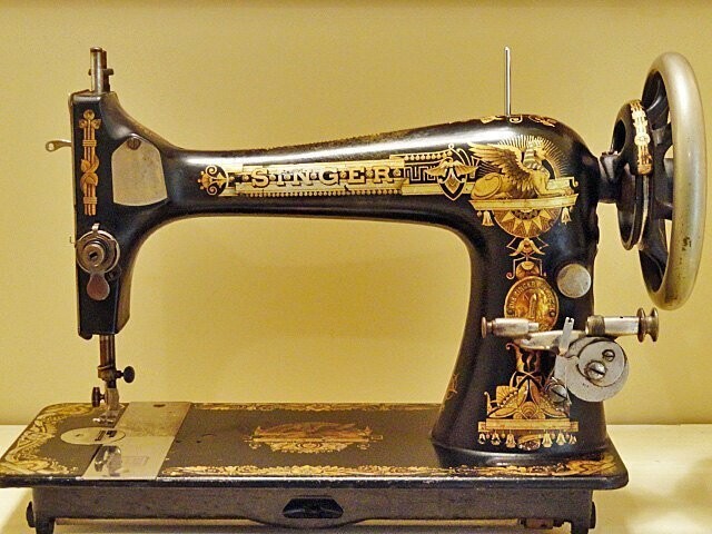 Охота за швейными машинками, или зачем антикварам бабушкин «Зингер»