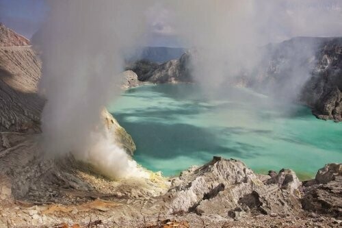 Иджен: Вулканическая серная шахта в Индонезии