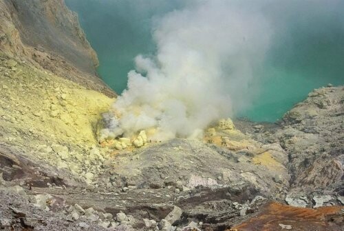 Иджен: Вулканическая серная шахта в Индонезии