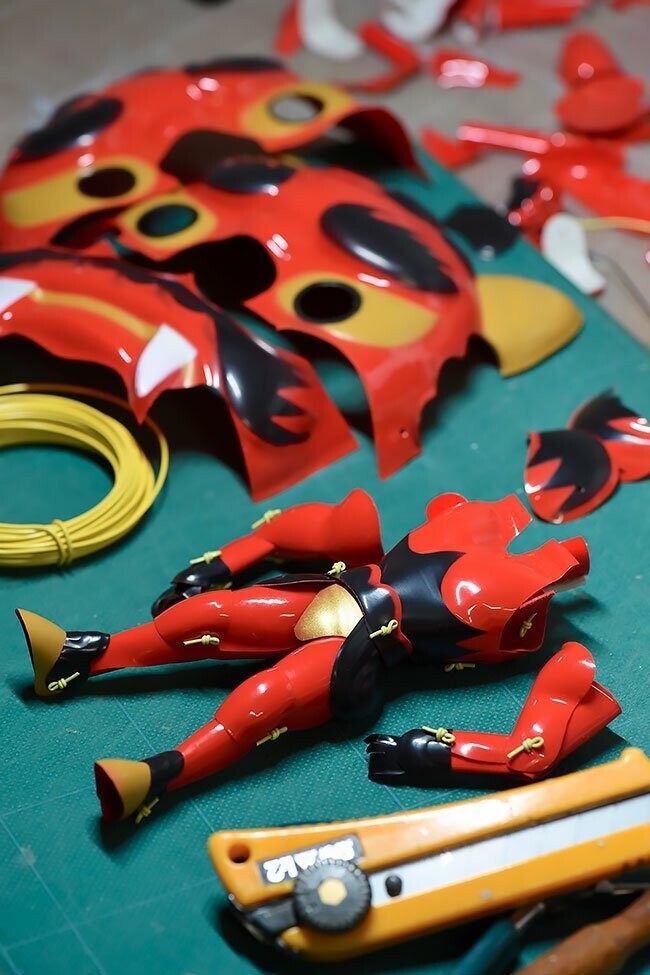 Японский художник делает из игрушек супергероев
