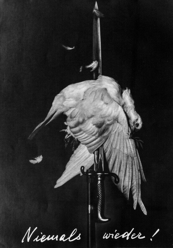 Фотомонтаж "Никогда больше" Джона Хартфилда 1932