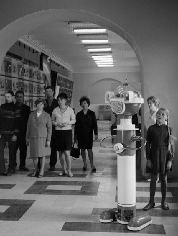 Робот экскурсовод в Политехническом музее. Москва, 1969