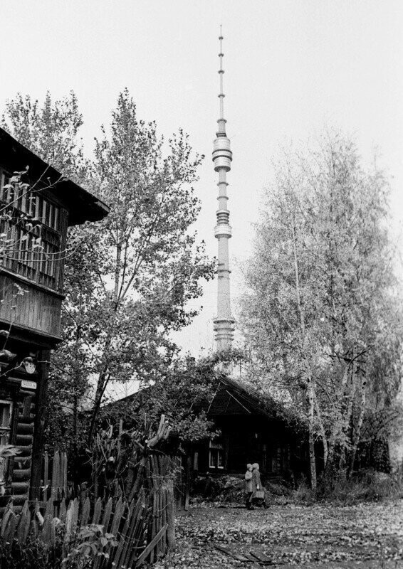 Село Останкино в Москве с видом на новую телебашню. Фото Бориса Кавашкина, 1978