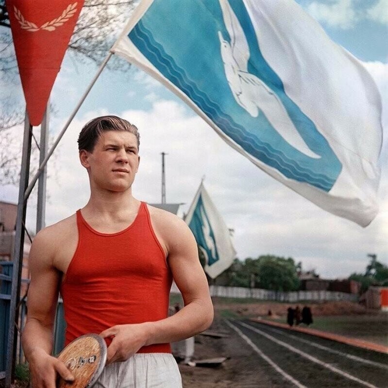 Студент Роберт Зубцов — чемпион СССР среди юношей по метанию диска, 1952 год.