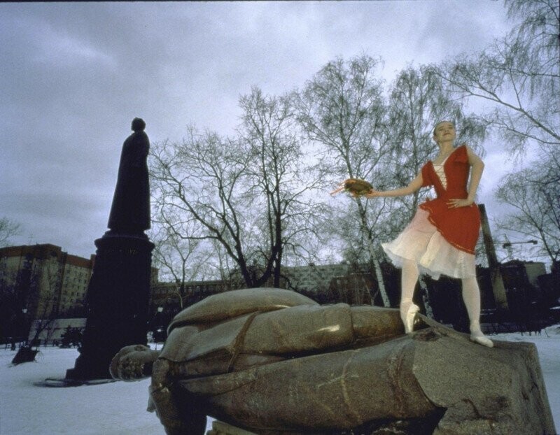 Балерина Большого театра Анна Антоничева в костюме Медоры из балета «Корсар» танцует на поверженной статуе Сталина в парке, 1997 год.