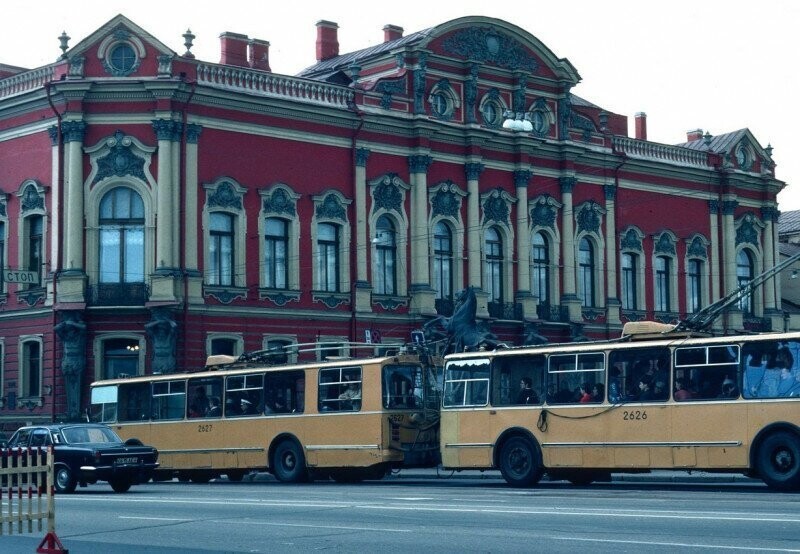 Троллейбусные поезда конструкции Владимира Веклича на Невском.