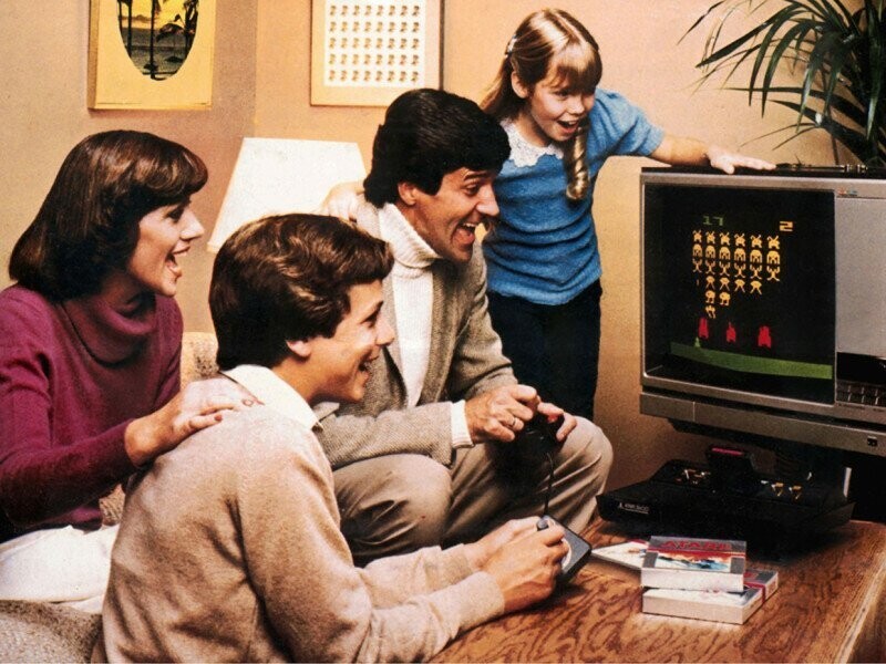 В марте 1980 г. невероятно популярная аркадная игра Space Invaders впервые дебютирует на домашней консоли Atari 2600, что увеличивает её продажи в 4 раза