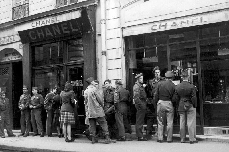 Американские солдаты ждут возле магазина "Шанель" на улице Гамбон в Париже, чтобы купить духи Шанель № 5. Фотография 1944 года.