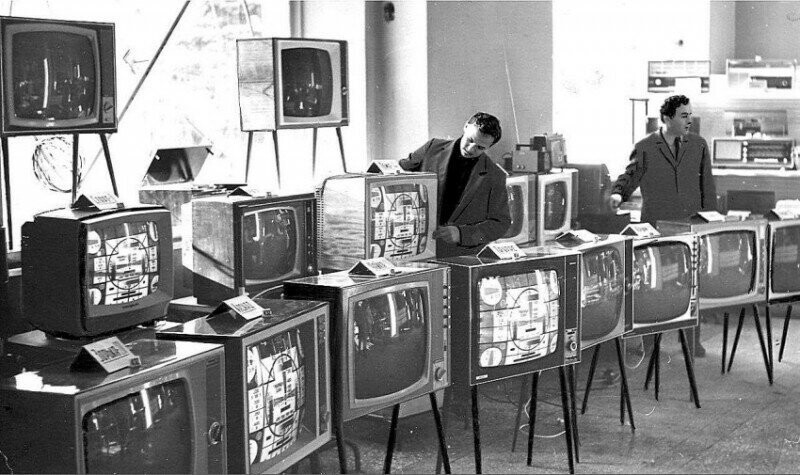 В магазине электроники, г.Нальчик, 1970 годы.