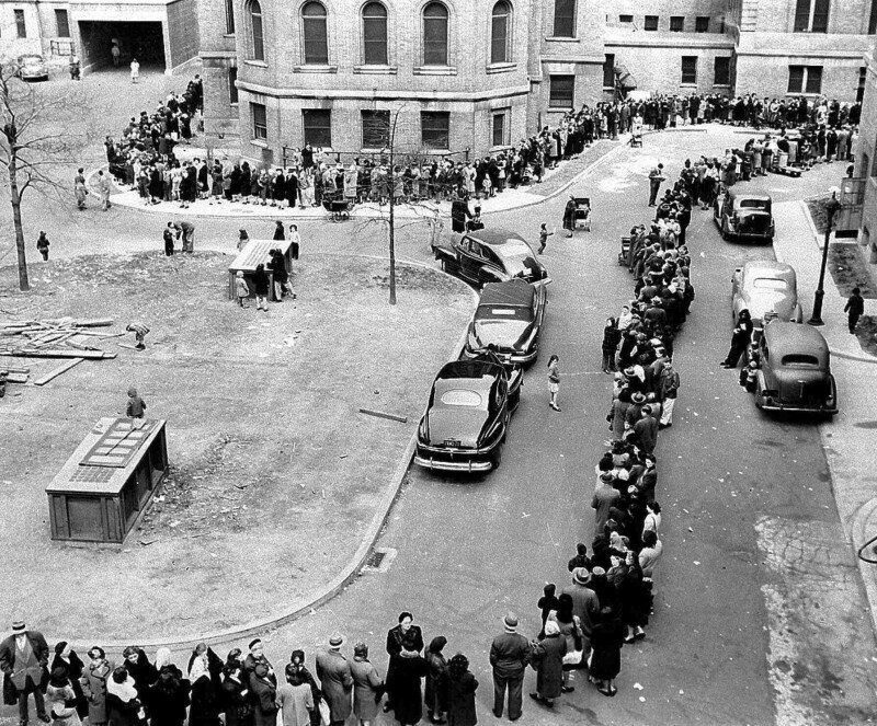 Большая очередь в больницу Моррисании, для прививки против оспы. Нью-Йорк, 14 апреля 1947 г.