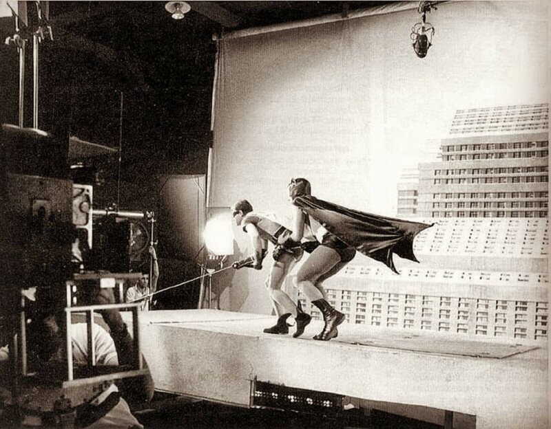 Бэтмен и Робин «взбираются» по стене небоскреба на съемках фильма «Бэтмен», 1966 год, США