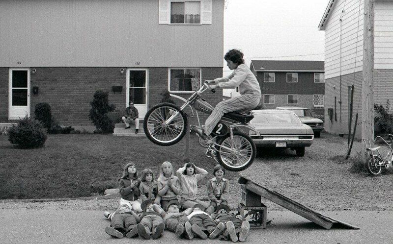 Смертельный номер! Подросток на мопеде перепрыгивает своих друзей. США, 1972