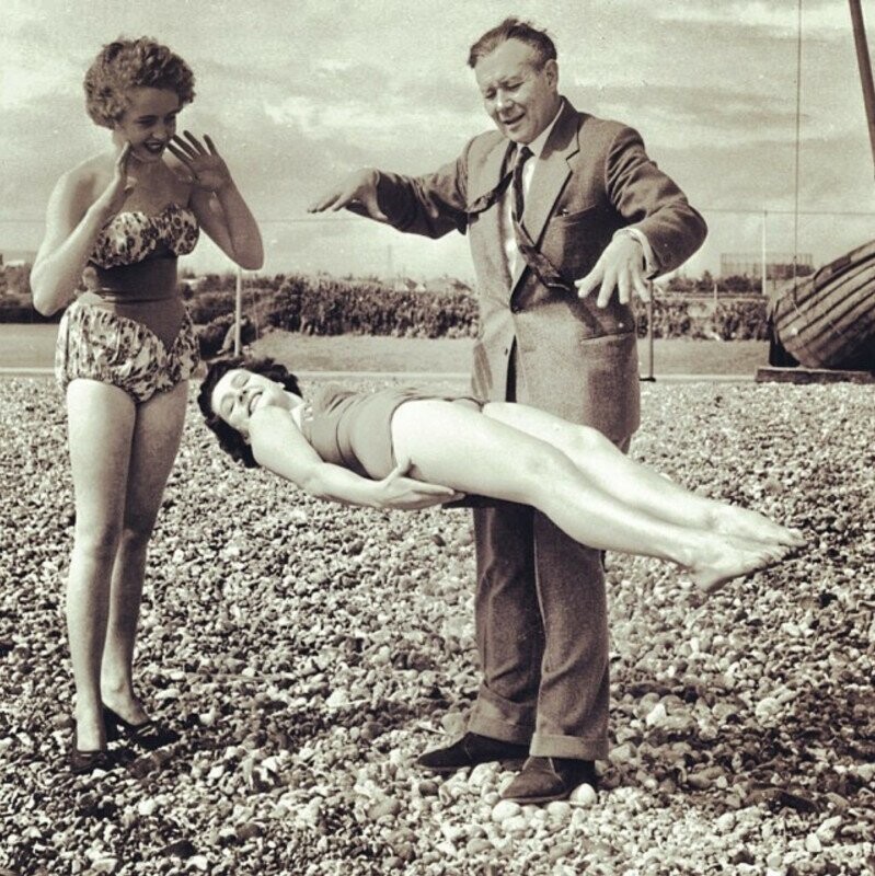 Цирковой номер на пляже. 1930-е