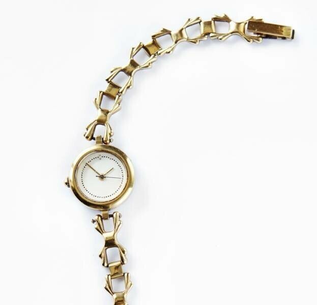 Наручные часы назывались «часы-браслеты» и предназначались только для женщин