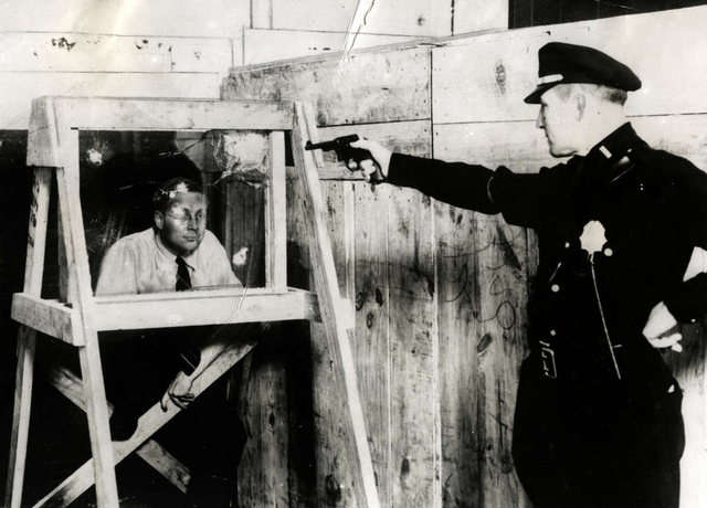 17. Испытание пуленепробиваемого стекла в Нью-Йорка, 1931 год