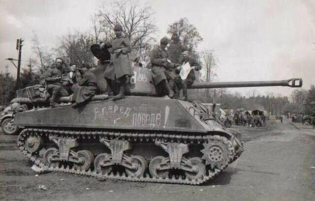 10. Советские солдаты на танке Шерман в Германии, 3 мая 1945 год