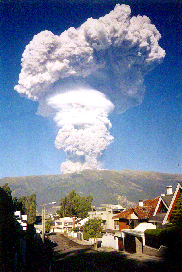 2. Момент извержения вулкана Пичинча в эквадорской столице Кито, 1999 год