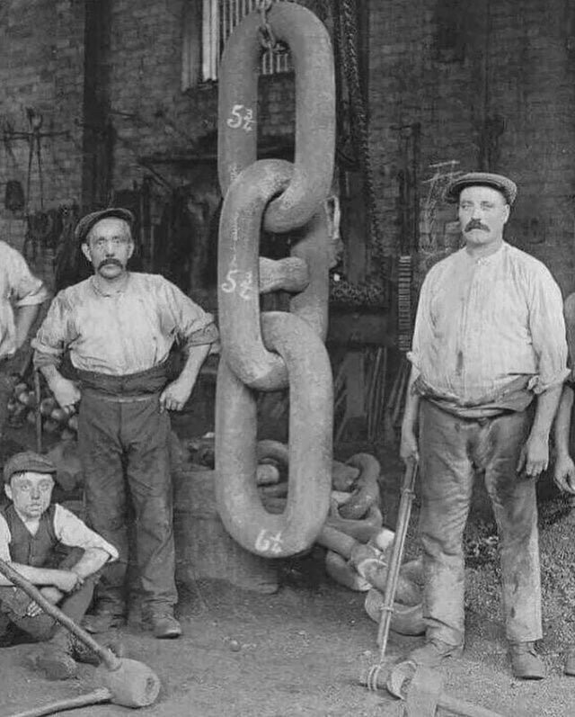 16. Рабочие куют цепи для Титаника, 1910 год