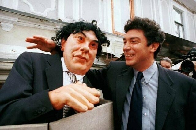 5. Борис Немцов и реквизит из телепрограммы "Куклы", Москва, 1996 год