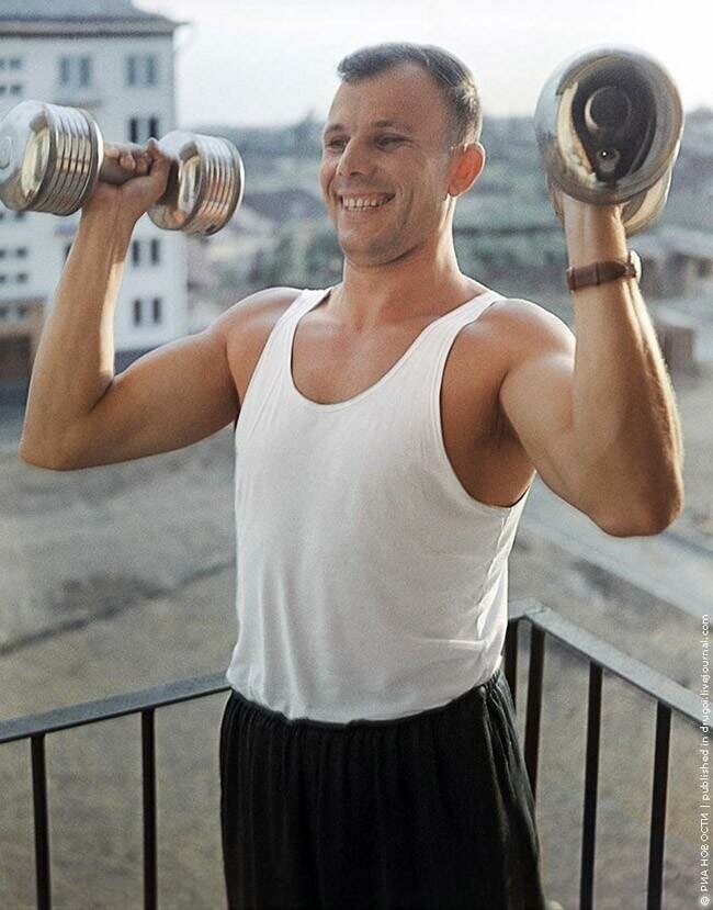 Физкультура. Спустя два года после полета Гагарин по-прежнему находится в хорошей физической форме. Лето 1963 года.