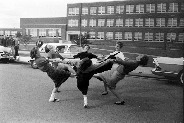 Репетиция школьной группы черлидерш, США, 1958 год