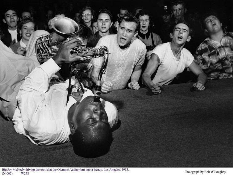 Американский саксофонист Big Jay McNeely рвет душу фанатам, 1953 год
