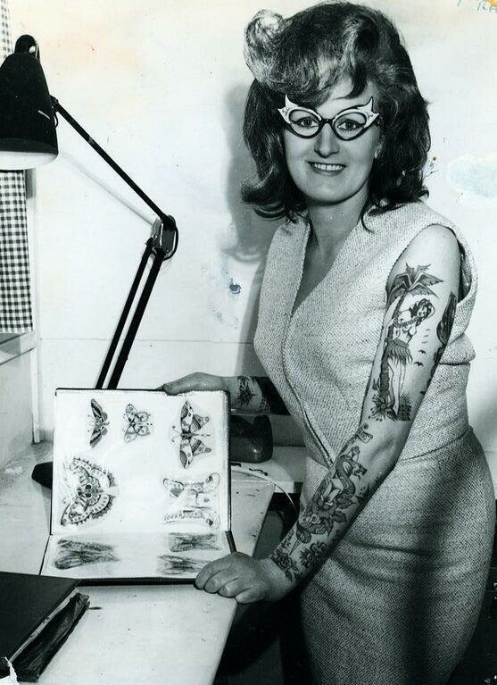 Мастер татуировки Синди Рэй в своей студии, Австралия,1960-е