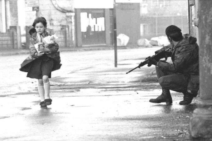 Британский солдат на улице Белфаста, 1969 год