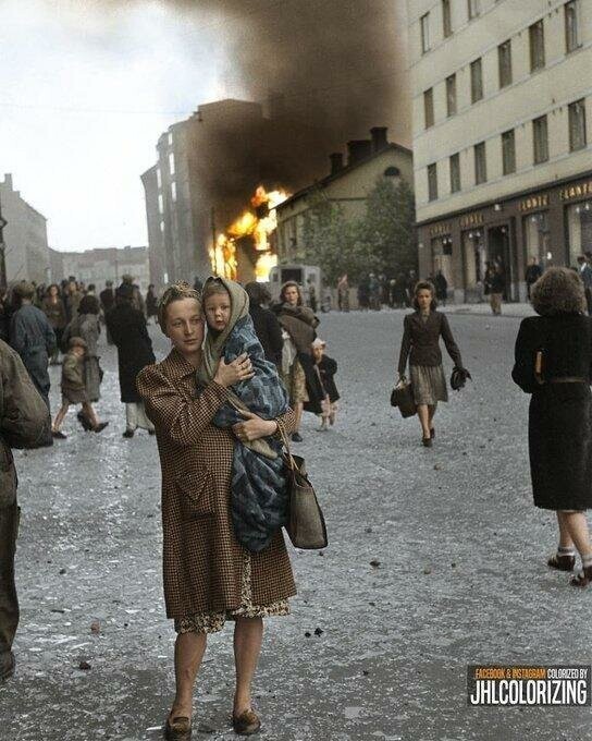 Мать с ребенком во время бомбардировок Хельсинки, 9 июля 1941 года. раскрашенная фотография