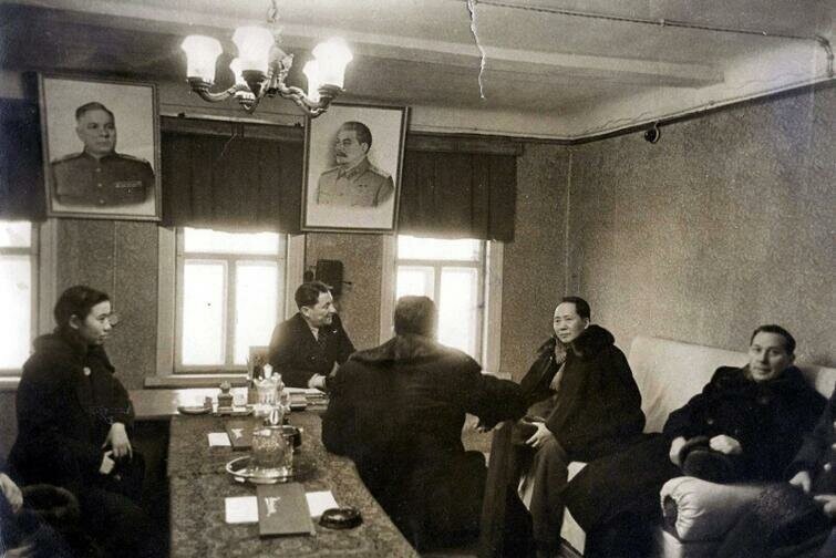 Мао Цзэдун в правлении колхоза "Завет Ильича", Московская область, 1949 год