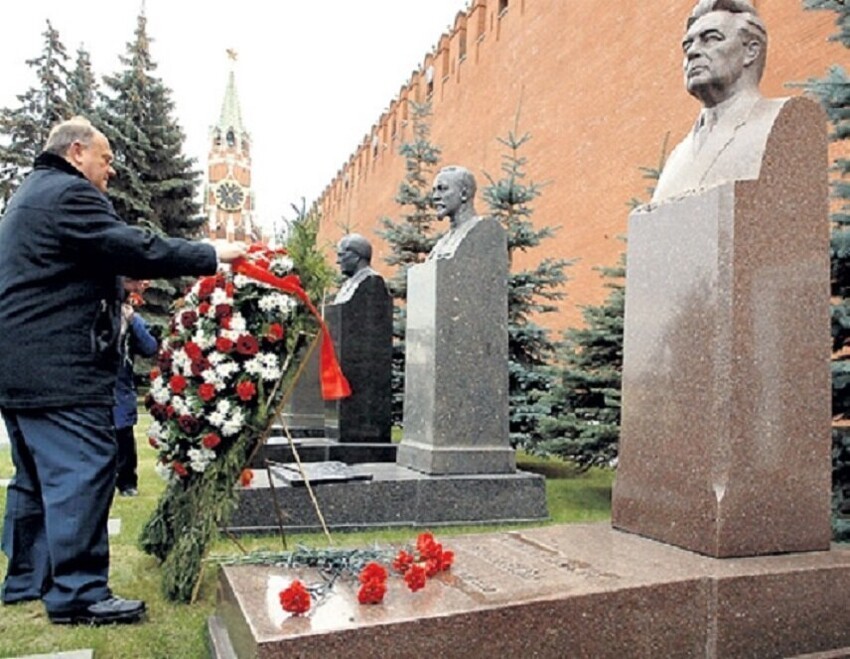 Где похоронен на каком. Брежнев Леонид могила. Могила Брежнева Леонида. Брежнев Леонид Ильич могила. Могила Брежнева Леонида Ильича.