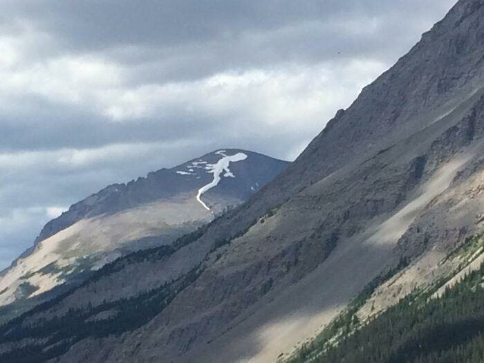 Снег на вершине этой горы, похожий на ящерицу