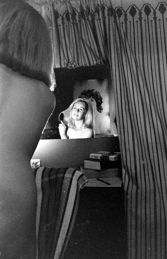 Март 1970 года. Лос-Анжелес. Стриптизерша в гримерке. В зеркале отражается портрет Джима Моррисона. Фото Ralph Crane.