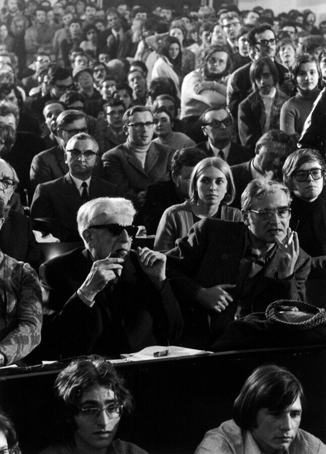 Март 1970 года. Франкфурт-на-Майне. Философ Эрнст Блох (в темных очках) на собрании противников войны во Вьетнаме.