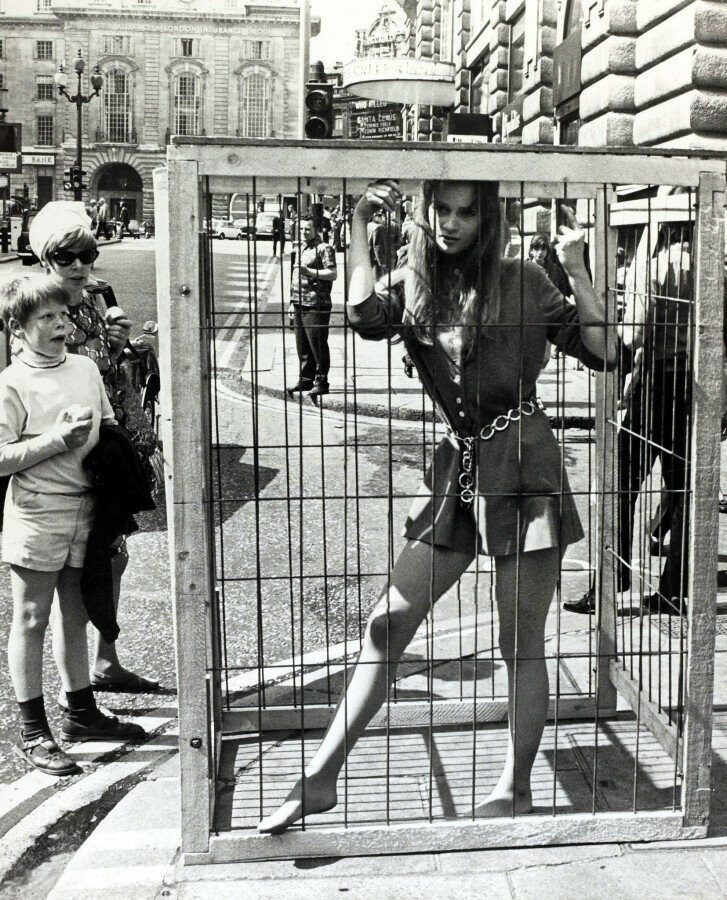 25 марта 1970 года. Лондон. Топ-модель Селия Хаммонд проводит акцию в защиту сельскохозяйственных животных.