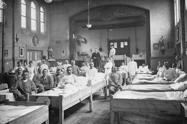 Сербские солдаты лечатся от "испанки" в католическом госпитале в Роттердаме, открытом специально для помощи сербским и португальским военным. 1919 год