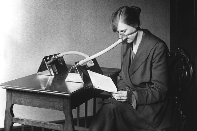 Читательница в стационарной маске. 1919 год