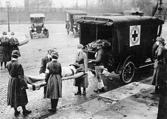 Сотрудники Красного Креста везут больного "испанкой" в госпиталь. Сент-Луис, Миссури, 1918