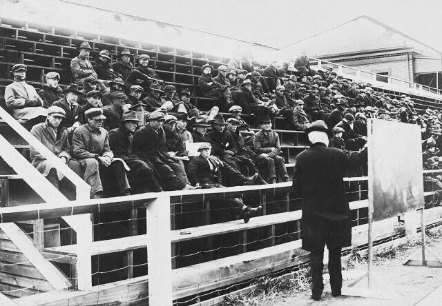 Лекция по физике на университетском стадионе в Монтане, штат Миссури, 1919 год