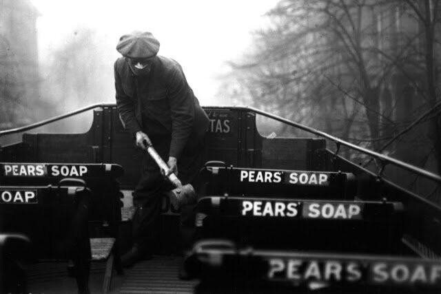 Обукривание автобуса противовирусным газом. Англия, март 1920