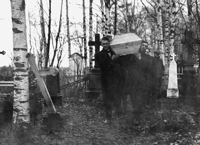 Похороны американского моряка, умершего от "испанки". Архангельская область, Россия, 1919 год