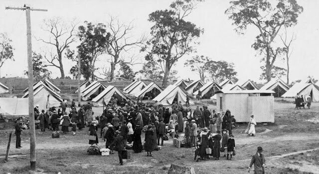 Люди с подозрением на "испанку" прибывают в карантинный лагерь в Валланагре, Австралия. 1919 год